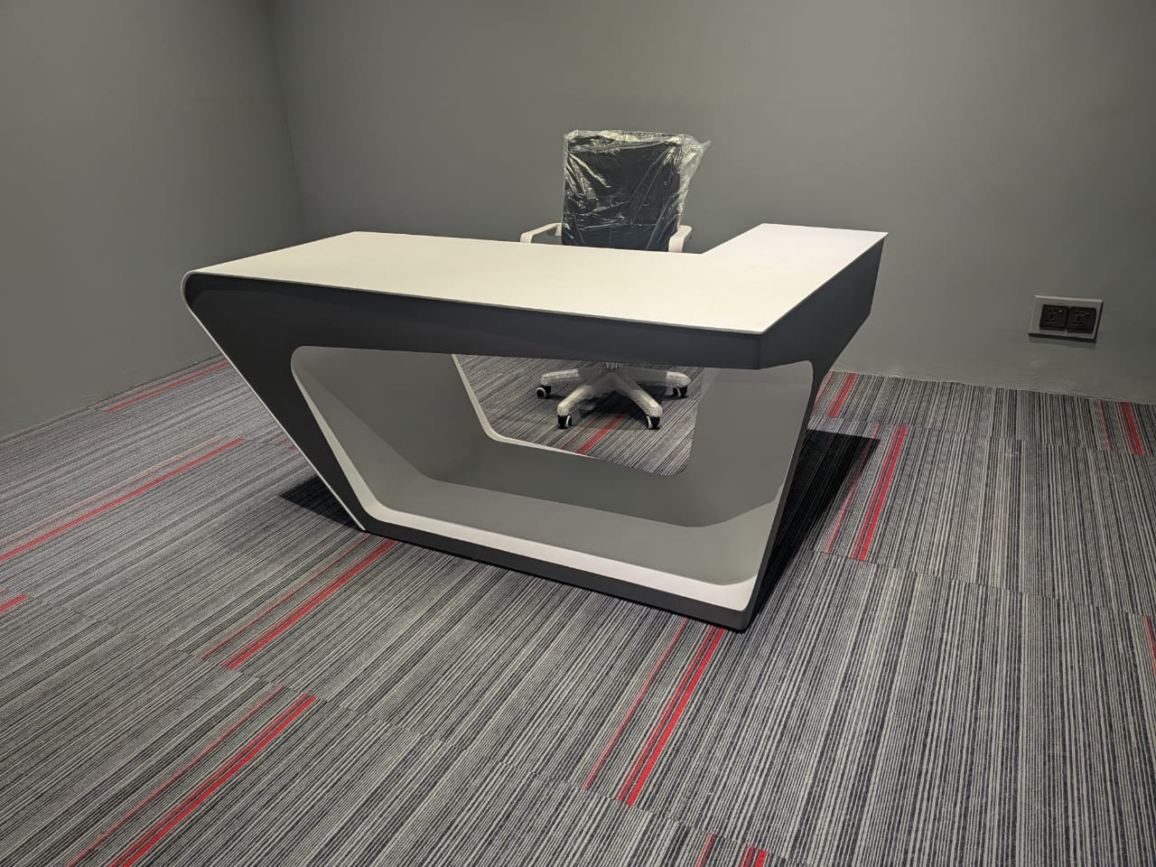 Modern MDF Wooden Customized Executive Desk – Luxury Boss Office Table